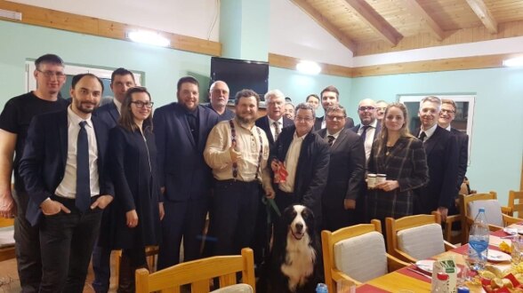 Botschafter Rossier mit Hund Cassius und Vizegouverneur Potyomkin bei den Schweizer Bauern in Gorbyonki