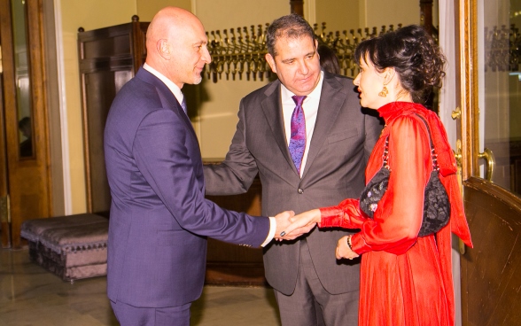 Приветствие - Глава Швейцарского центра содействия бизнусу, Ив Морат, и его супруга, Алена Морат, приветсивуют гостей