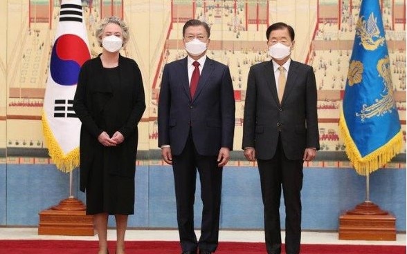 Swiss Ambassador Dagmar Schmidt Tartagli (left), ROK President Moon Jae-in (center) and Korean Foreign Minister Chung Eui-yong