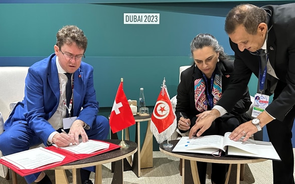 Le Conseiller fédéral Albert Rösti et la ministre de l’Environnement Leila Chikhaoui lors de la signature d'un accord bilatéral sur la protection du climat