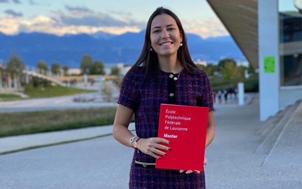 Nour Nour tenant son diplôme de Master en Data Science de l'EPFL