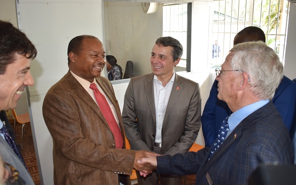 Mr. Cassis, was accompanied on his visit to the Newlands Clinic by Zimbabwe's health minister, Obadiah Moyo, and the clinic's founder, Ruedi Lüthy.