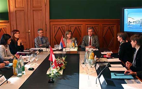 Discussione tra la delegazione serba e Christa Markwalder, vicepresidente del Consiglio Nazionale.