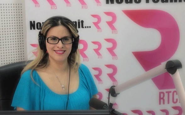 Die tunesische Journalistin Khadija Chouika im Radiostudio.