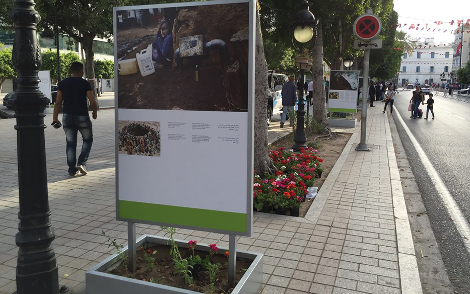 La mostra Making Peace sull’Avenue Habib Bourguiba. 