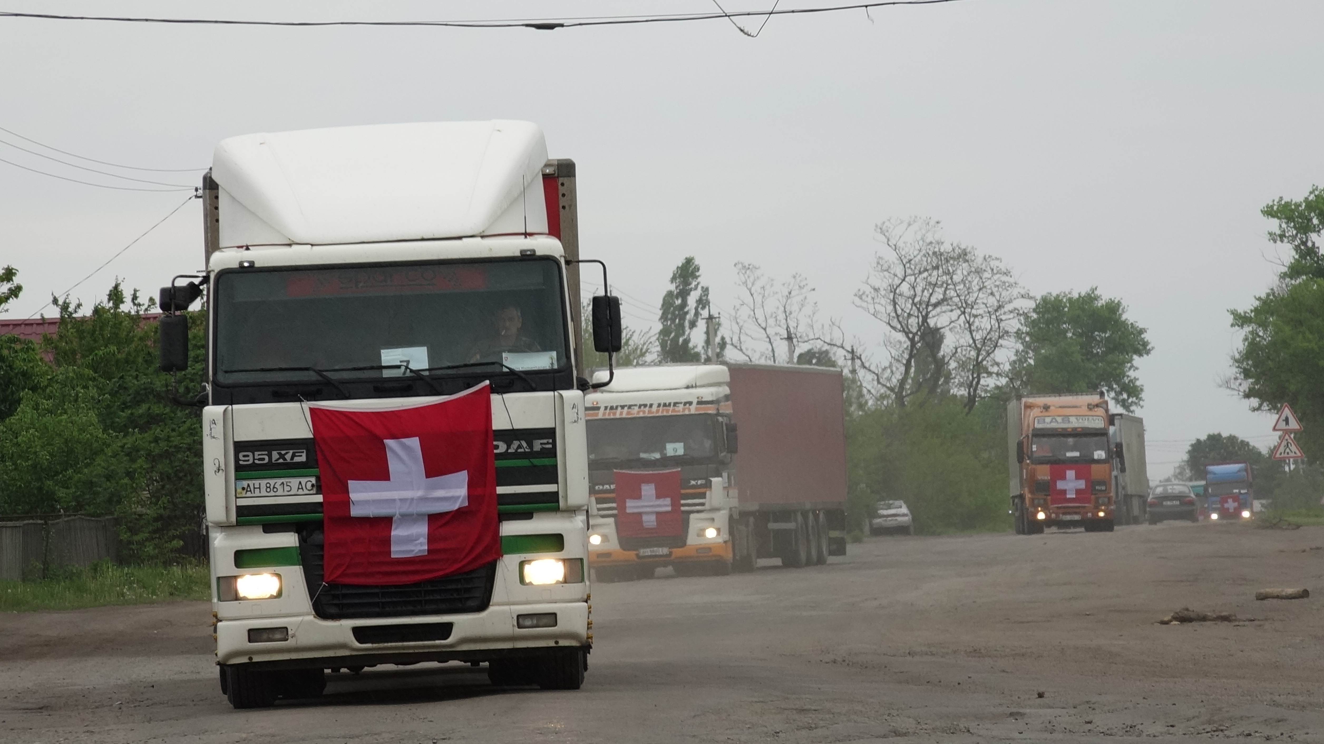 Der erste Schweizer Hilfskonvoi für die Menschen in der Ostukraine erreicht Donetsk. Die Schweiz hatte 300t chemische Produkten zur Trinkwasseraufbereitung geschickt.