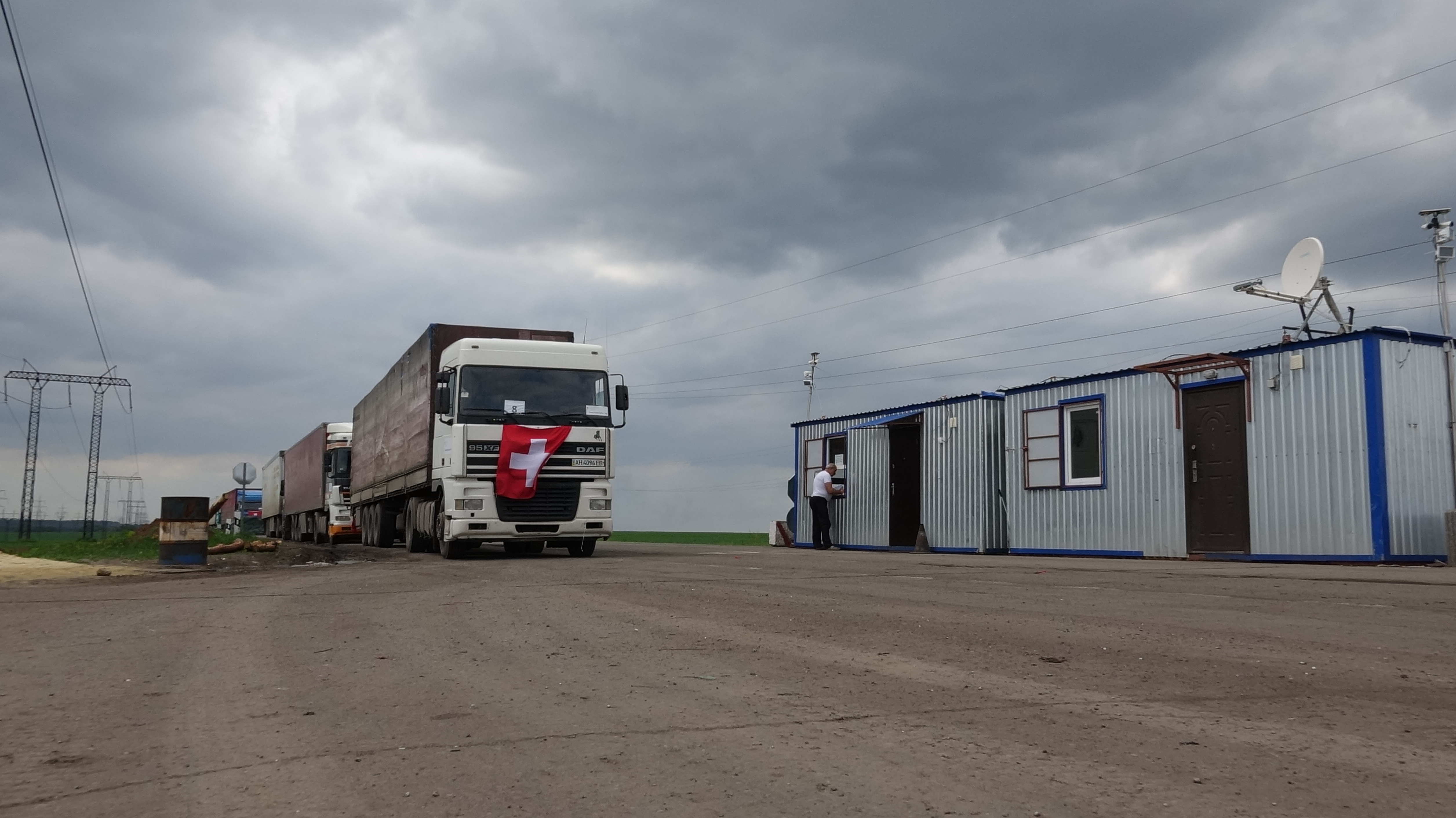 IL convoglio dell’aiuto umanitario svizzero per gli abitanti dell’Ucraina orientale raggiunge Donetsk. La Svizzera ha inviato un 300 tonnellate di prodotti chimici per depurare l’acqua.