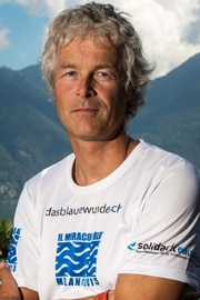 Vor dem Lago Maggiore im Kanton Tessin trägt Ernst Bromeis ein weisses T-Shirt mit den Logos von Solidarit’eau suisse und seinem persönlichen Projekt, das Das Blaue Wunder heisst.