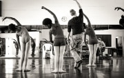 Andrew, originario della Russia, mentre insegna danza ai bambini nella scuola che ha fondato in un sobborgo povero di Città del Capo, Sudafrica.