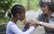 Una ragazzina eritrea impara a sferruzzare insieme a una donna in un campo estivo per profughi in Svizzera.