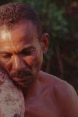 Un pescatore brasiliano tiene stretto al petto il pesce catturato.