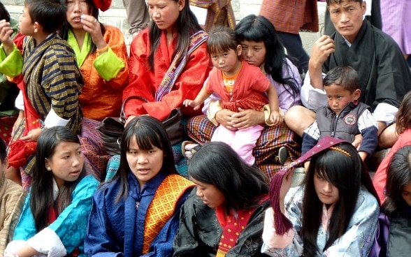 Donne e bambini assistono a un evento.