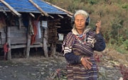 Una signora anziana indossa delle cuffie.