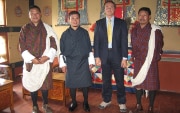 Tre ufficiali del Bhutan in uniforme e un ospite occidentale.