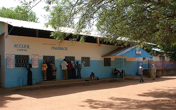 Menschen stehen an verschiedenen Schaltern eines Spitals im Tschad an.