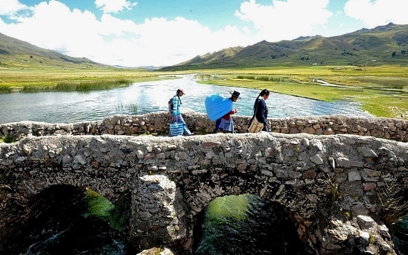 Alcune ragazze attraversano un ponte in Perù.