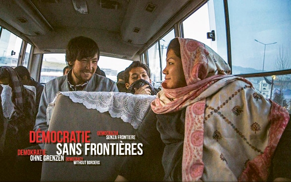 Scena del film «Laila at the Bridge». Un uomo e una donna sono su un autobus in Afghanistan. Ridono. Sullo sfondo ci sono le montagne.