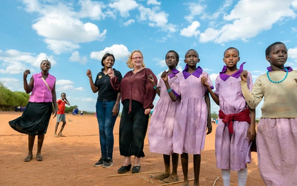 Katja Iversen tanzt an einer Zeremonie in Kenya.