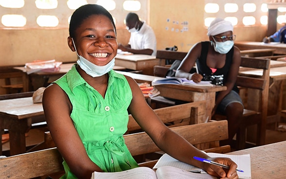 Une fillette portant un masque d’hygiène dans une école de village au Mali.