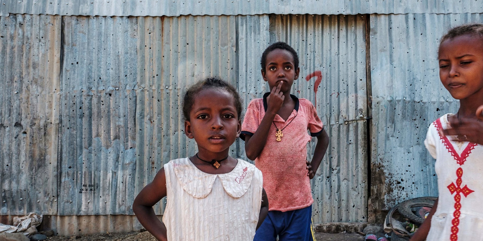 Bambine davanti a una casa in lamiera a Humera, Etiopia.