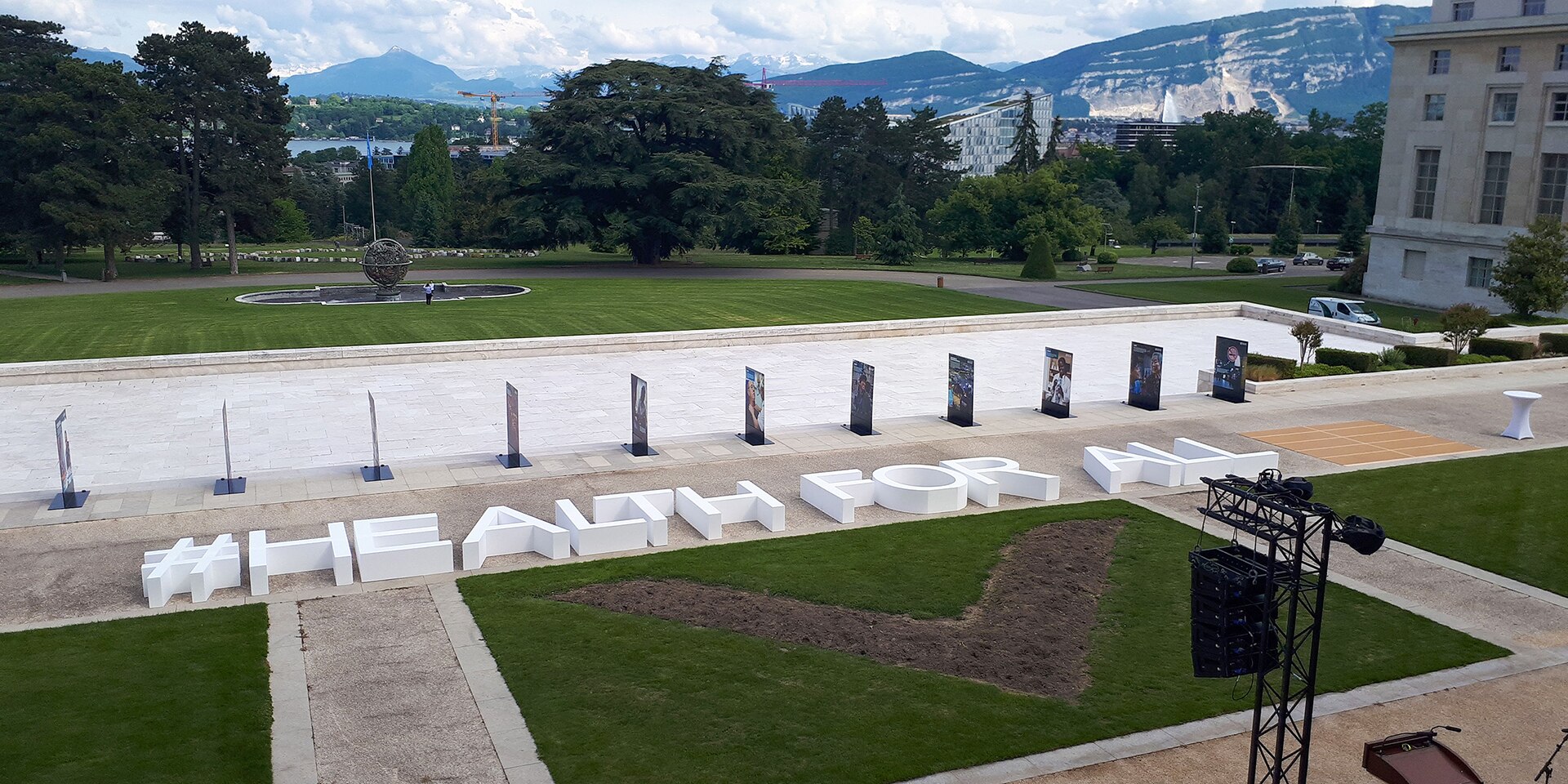 En la explanada ante el edificio de las Naciones Unidas de Ginebra, se lee en letras grandes #healthforall.