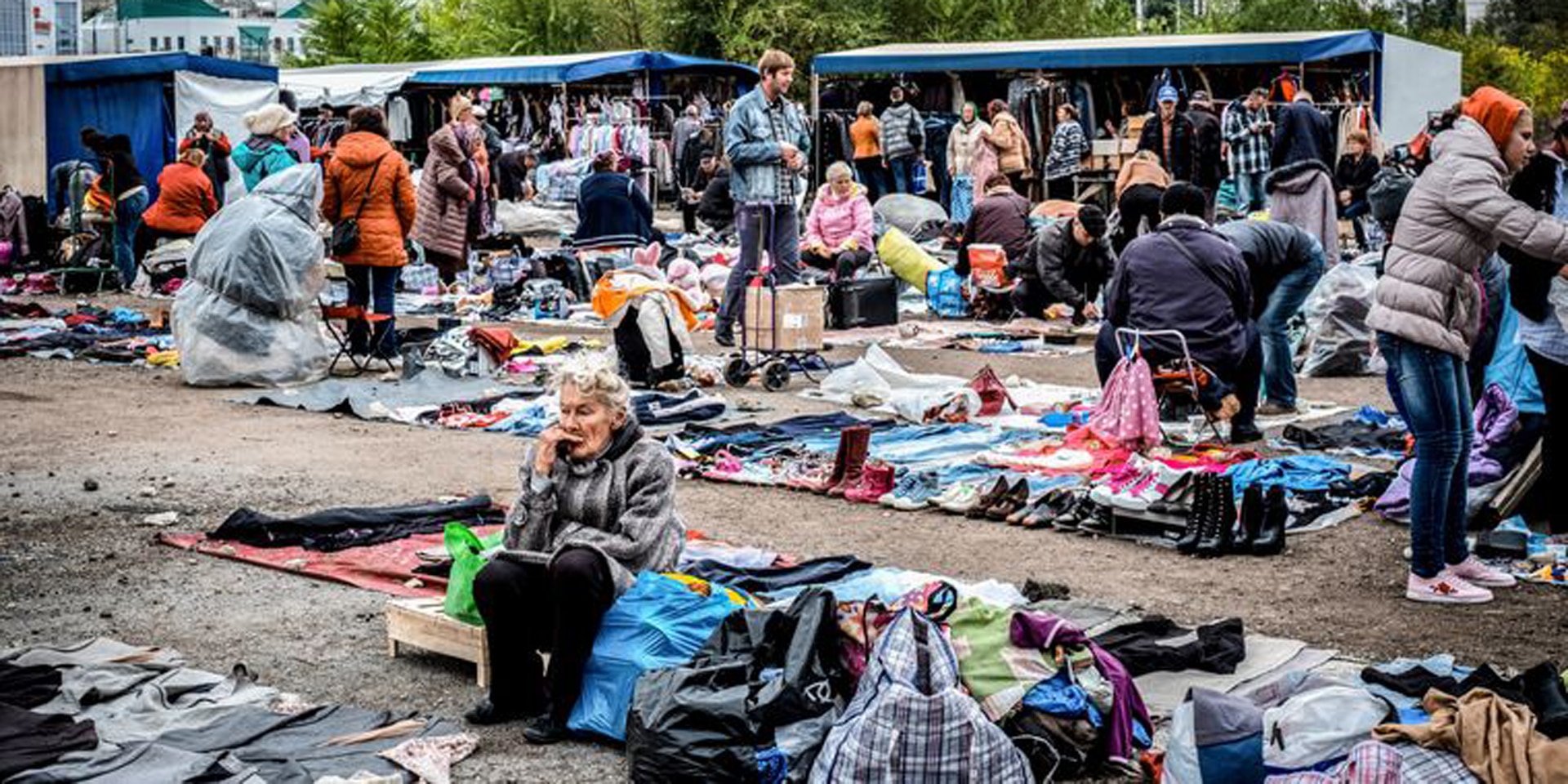 Idas y venidas: Lugareños compran y venden ropa y otros artículos en el mercado situado detrás de la estación de tren de la capital Chisinau.