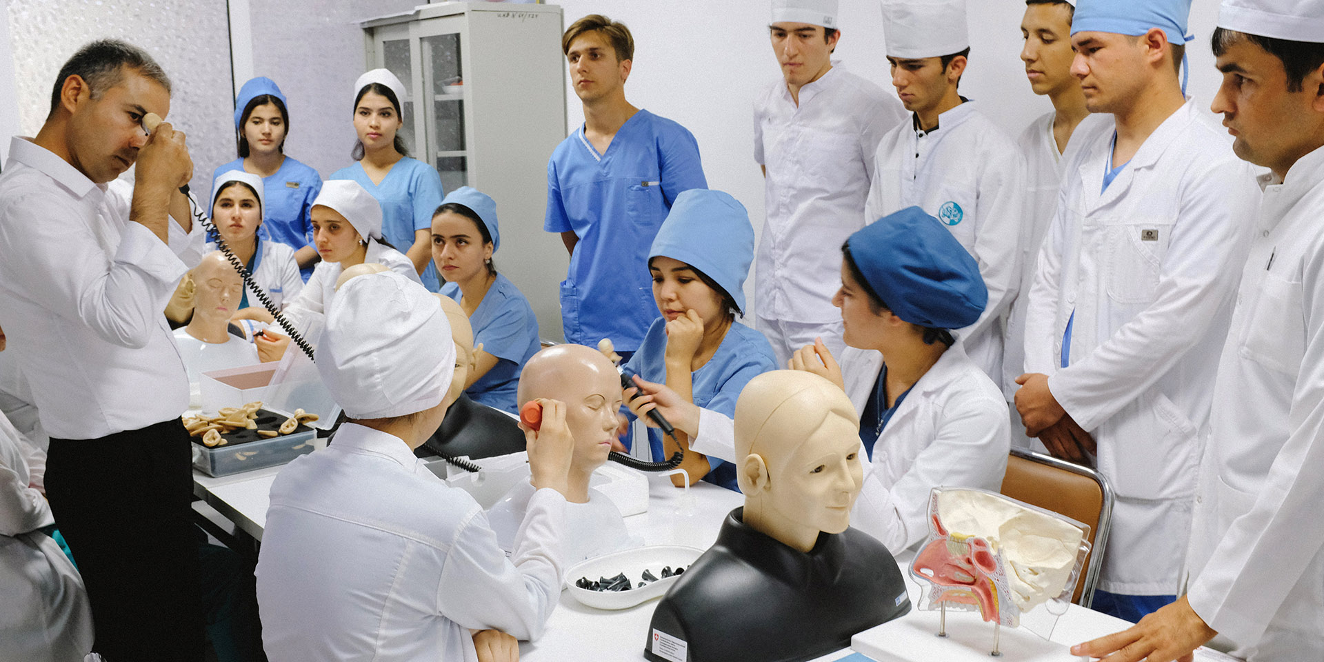In un ospedale in Tagikistan, il personale medico sta svolgendo una formazione. Sul tavolo alcuni manichini e strumenti medici. 