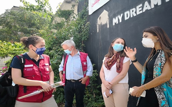 Emilie Schmid discute avec un groupe de personnes à l’occasion de l’inauguration d’un service pédiatrique temporaire aménagé par la Suisse à Beyrouth