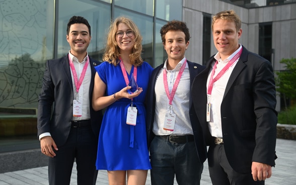 El equipo de Openversum: Julián Salazar, Laura Stocco, Lorenzo Donadio y Olivier Gröninger (de izquierda a derecha) – con el trofeo de finalista del Premio Hult.