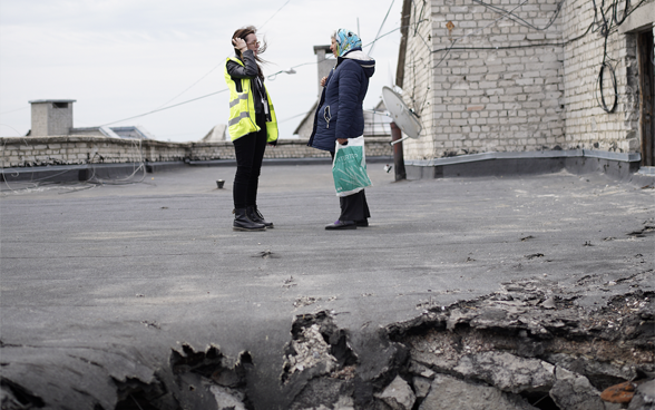 Speaking with a resident of Kharkiv, Tatiana, whose apartment building was heavily shelled. ©Nonviolent Peaceforce
