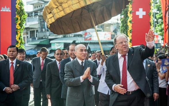 Cambodia's King Norodom Sihamoni looks on with Dr Richner at a Kantha Bopha children's hospital. 