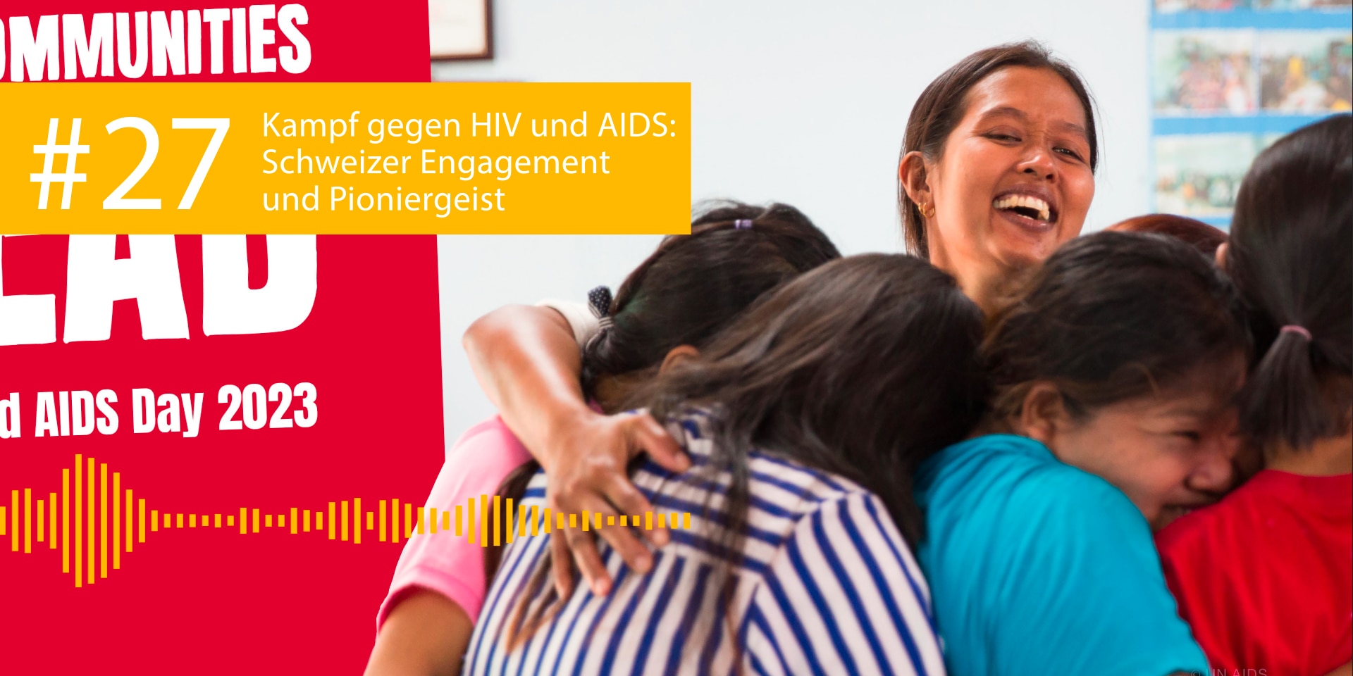 Junge Frauen umarmen einander