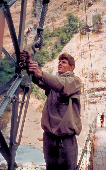 L’ingegnere svizzero Hans Aschmann sul cantiere di un ponte sospeso in Nepal nel 1961.
