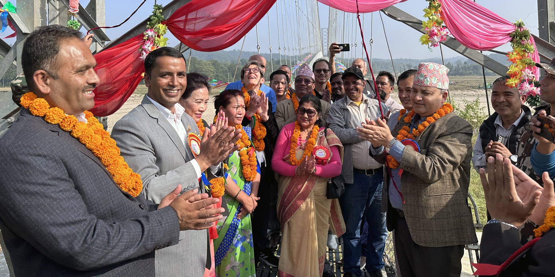 Rappresentanti dell'Ambasciata svizzera e del governo nepalese all'inaugurazione del ponte Marin Khola, il 9 novembre nella provincia di Bagmati.