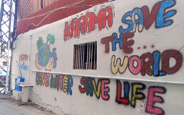 Peintures colorées sur le mur d'une maison à Baalbek. Des jeunes veulent ainsi rendre visible leur projet de robinet public.