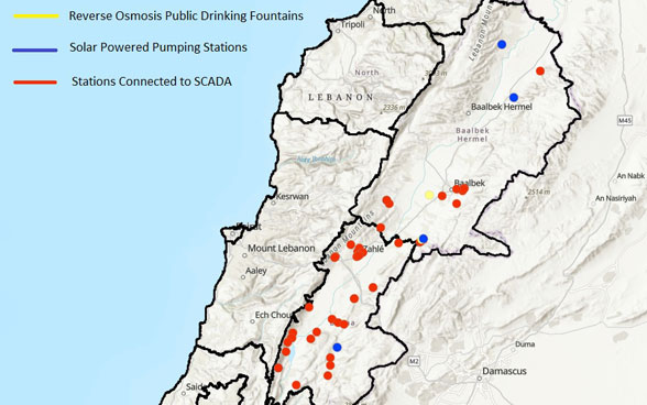 Una mappa del Libano mostra le località della Valle della Bekaa in cui è presente il progetto della DSC. Un punto giallo indica giallo una fontana pubblica dotata di un sistema di purificazione dell’acqua (osmosi inversa), quattro punti blu le pompe a energia solare e molti punti rossi gli impianti idrici collegati al sistema SCADA.