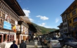Un suizo y dos bhutaneses caminan juntos por una calle de la capital, Timbu.
