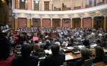 Les 250 députés suivent les débats à l'Assemblée nationale de Serbie. 