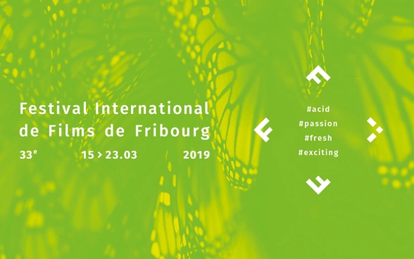 Werbeplakat der 33. Ausgabe des Internationalen Filmfestivals Freiburg, weisse Schrift auf grünen Hintergrund mit einem Schmetterlingsmuster.