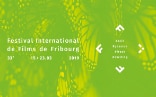 Werbeplakat der 33. Ausgabe des Internationalen Filmfestivals Freiburg, weisse Schrift auf grünen Hintergrund mit einem Schmetterlingsmuster.