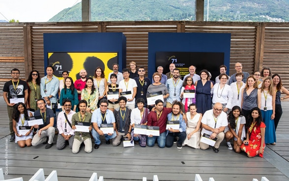 Après la remise du prix, les participants sud-asiatiques à l’Open Doors 2018 posent sur la scène