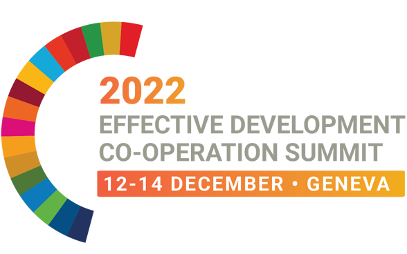 Logo du Sommet GPEDC: demi-cercle SDG coloré avec un texte orange et gris sur un fond blanc: 2022, Effective Development Co-operation Summit, 12-14 December – Geneva