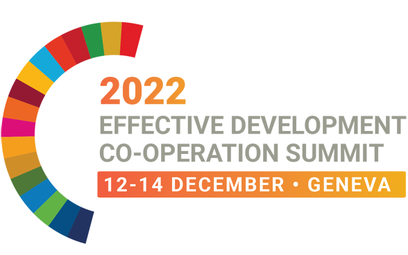 Logo del Summit GPEDC: semicerchio SDG colorato con testo arancione e grigio su sfondo bianco: 2022, Vertice sulla cooperazione allo sviluppo efficace, 12-14 dicembre - Ginevra