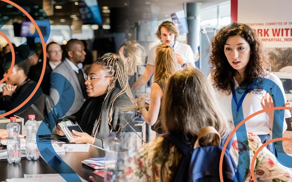 Les jeunes sont en plein échange lors d'un congrès.