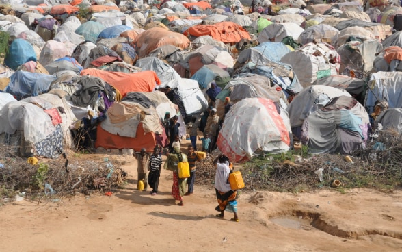 Alcuni bambini all’ingresso di un campo per sfollati. 