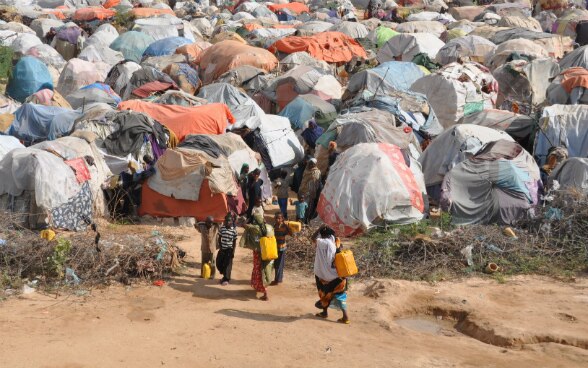 Alcuni bambini all’ingresso di un campo per sfollati.