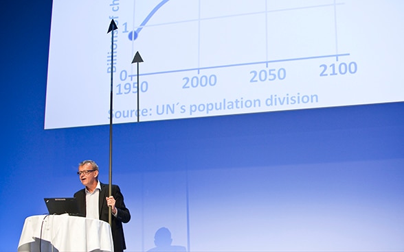 Il professore Hans Rosling durante la Sua relazione.