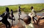 Sudanesische Kinder springen ins Wasser