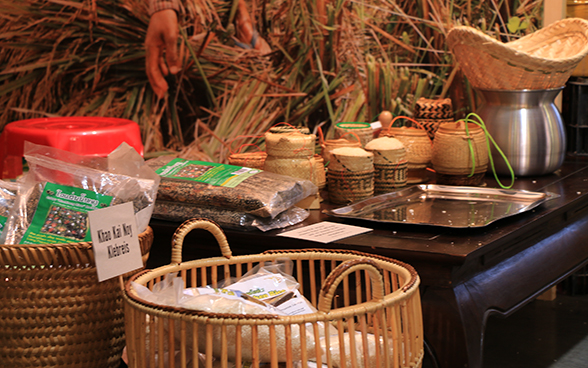 Mostra speciale della DSC all'OLMA 2015: vari cesti con prodotti agricoli del Laos.