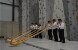 Sechs Schweizer Musiker in Tracht geben ein Alphornkonzert im neuen Kletterzentrum der Stadt Sátoraljaújhely.